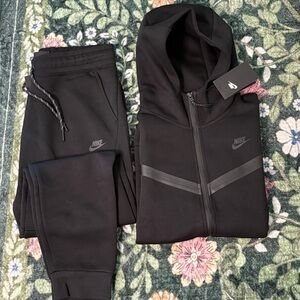 Nike black tech set size large